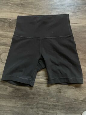 lululemon athletica Wunder Train Shorts size 4